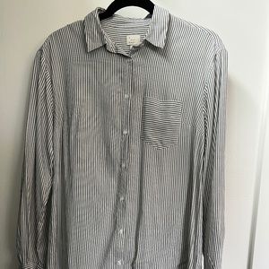 Button down women's white and grey stripe collar shirt